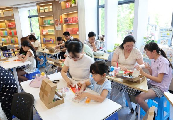 8月8日，「書香連兩岸·瓷韻傳文脈」台胞親子閱讀文化活動在福建漳州市新華書店舉辦，圖為活動現場。