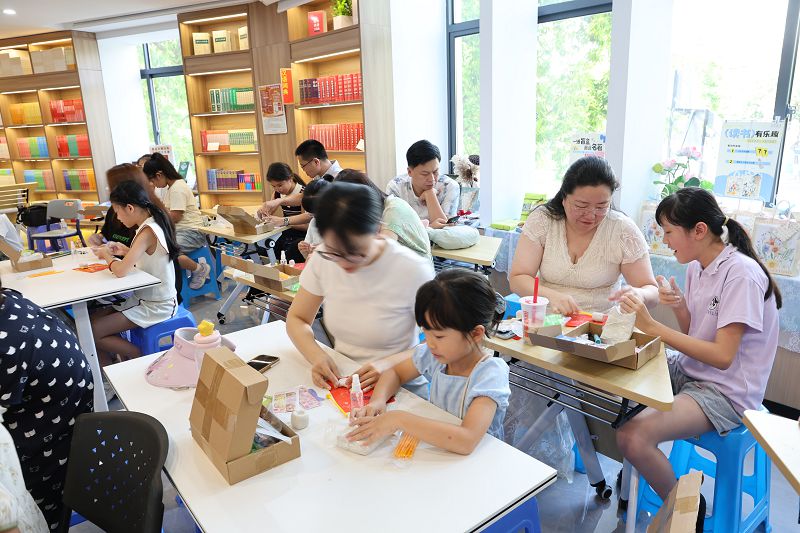 8月8日，「書香連兩岸·瓷韻傳文脈」台胞親子閱讀文化活動在福建漳州市新華書店舉辦，圖為活動現場。