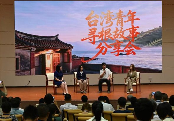8月8日，第六屆海峽兩岸民間譜牒文化交流大會在福建泉州舉辦。圖為台灣青年現場分享尋根故事。中新社