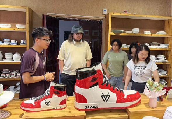 兩岸青年走進陶瓷展廳