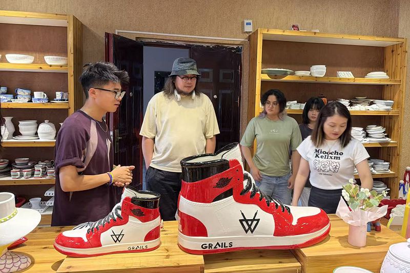 兩岸青年走進陶瓷展廳