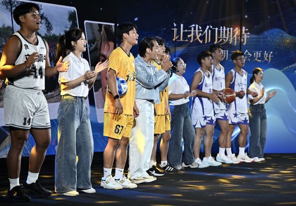 嘉賓和兩岸青年在活動上合唱歌曲《明天會更好》。 中新社