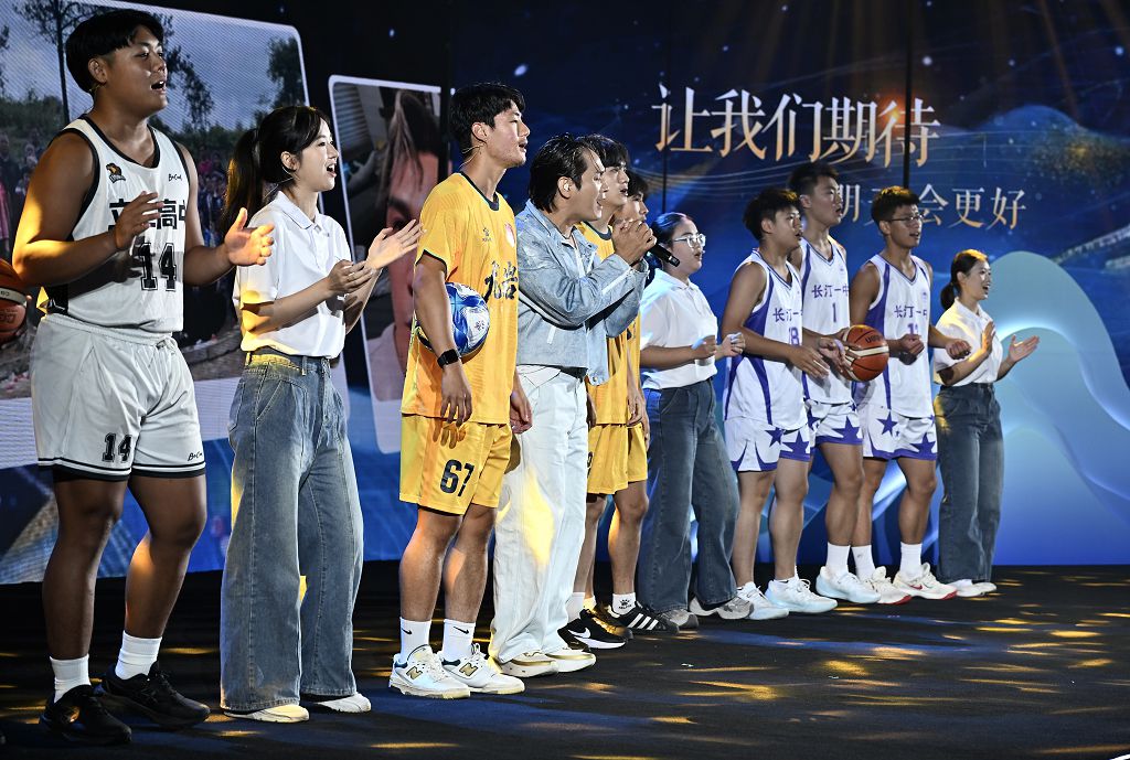 嘉賓和兩岸青年在活動上合唱歌曲《明天會更好》。 中新社
