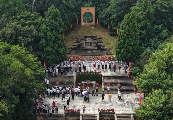 圖為兩岸信眾在鄭成功陵園拜謁。