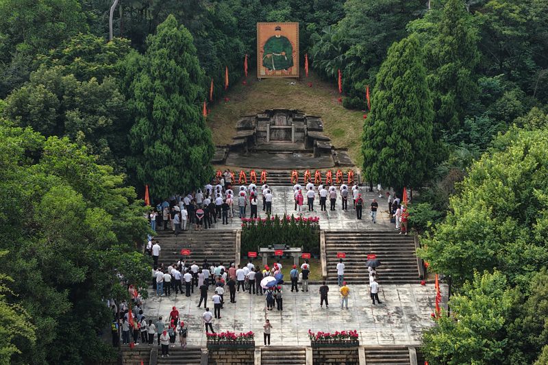 圖為兩岸信眾在鄭成功陵園拜謁。