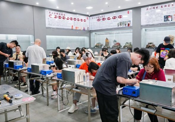 圖為兩岸青年在羅源濱海玉石文化城體驗篆刻。 中新社