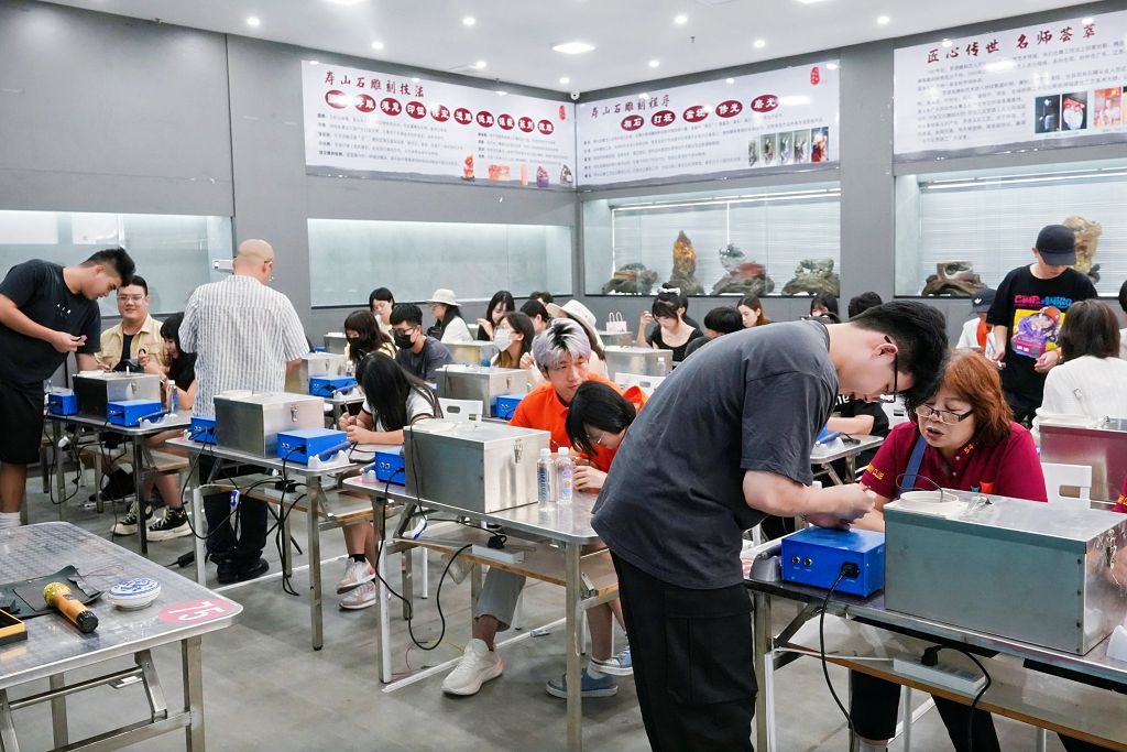 圖為兩岸青年在羅源濱海玉石文化城體驗篆刻。 中新社