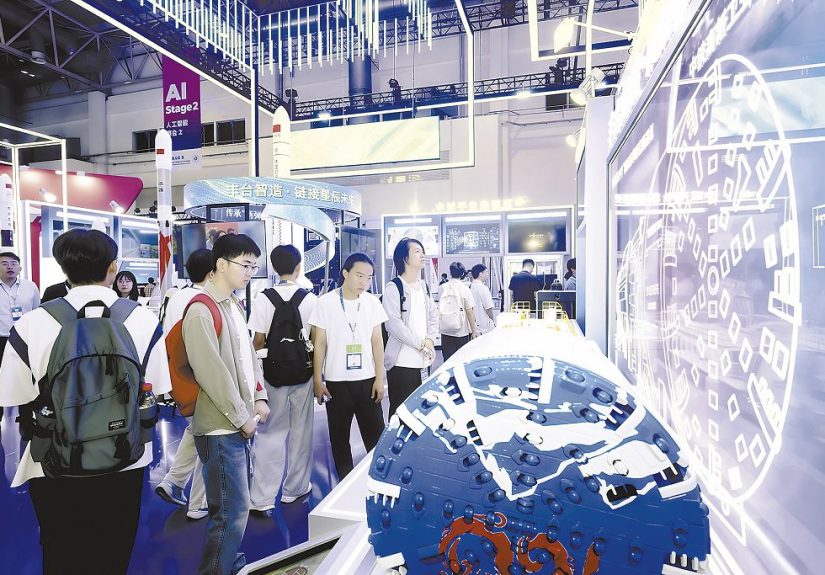 01中鐵高新工業股份有限公司帶來「雪域先鋒號」高原高寒硬岩掘進機模型。牛璨 攝 (2)