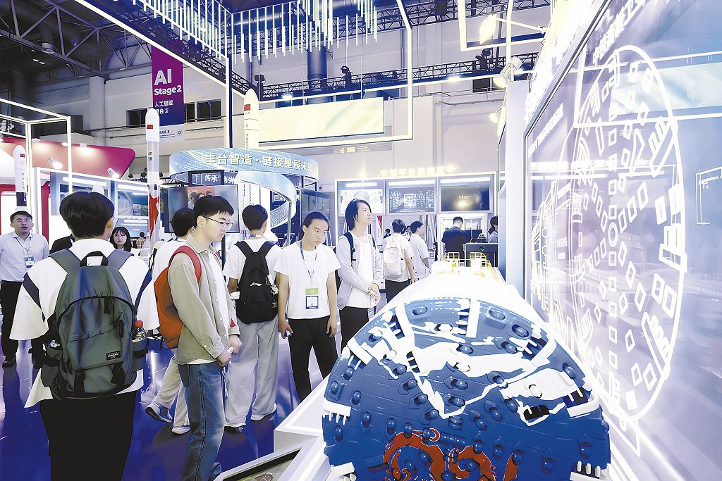 01中鐵高新工業股份有限公司帶來「雪域先鋒號」高原高寒硬岩掘進機模型。牛璨 攝 (2)