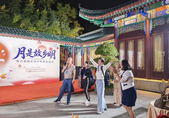 2026年9月25日 9月24日，鄔君平（左三）與台灣親友在「月是故鄉明－鄂台婚姻家庭中秋聯誼活動」上合唱。 （配本社同題文字稿） 新華社