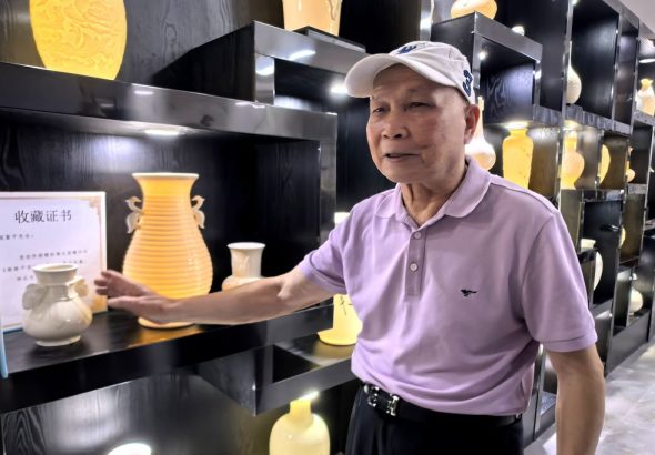 8月27日，「中國陶瓷藝術終身成就獎」獲得者寇富平在福建德化的富平建白瓷莊介紹作品。中新社