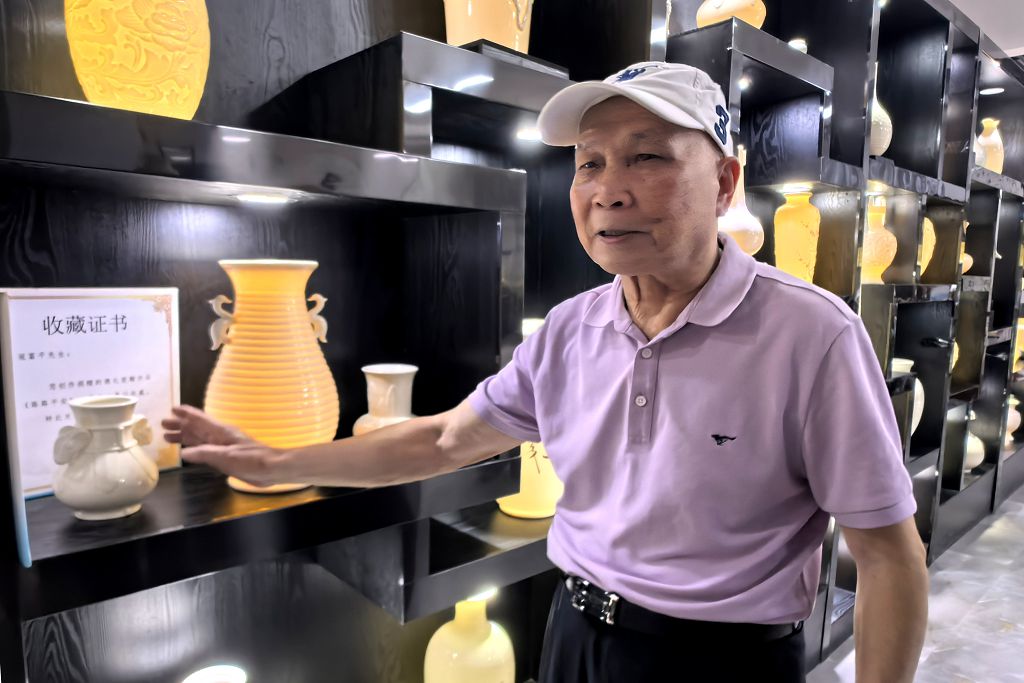 8月27日，「中國陶瓷藝術終身成就獎」獲得者寇富平在福建德化的富平建白瓷莊介紹作品。中新社