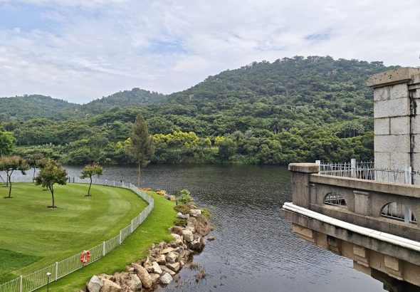 8月27日，廈門上李水庫公園，大片草坪青翠綿密，水面倒映青山。