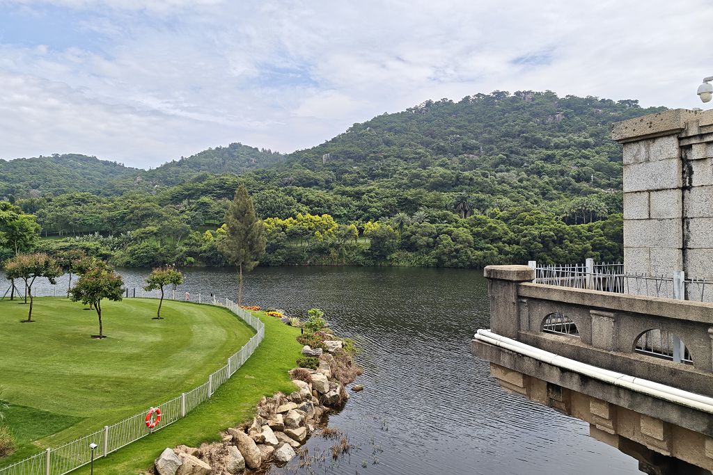 8月27日，廈門上李水庫公園，大片草坪青翠綿密，水面倒映青山。