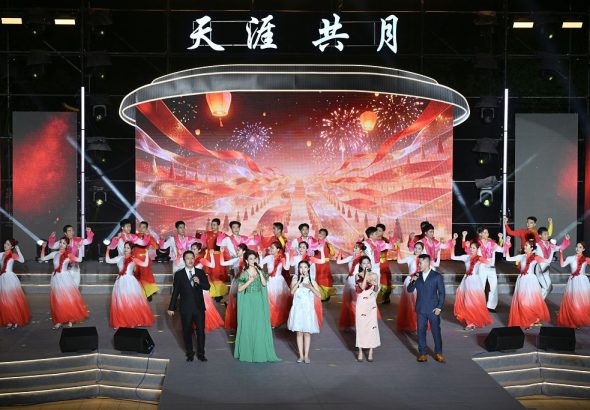 9月20日晚，第七屆海峽客家中秋晚會在「客家祖地」福建龍岩上演。圖為演員在晚會上演唱歌曲《兩岸一家親》。中新社