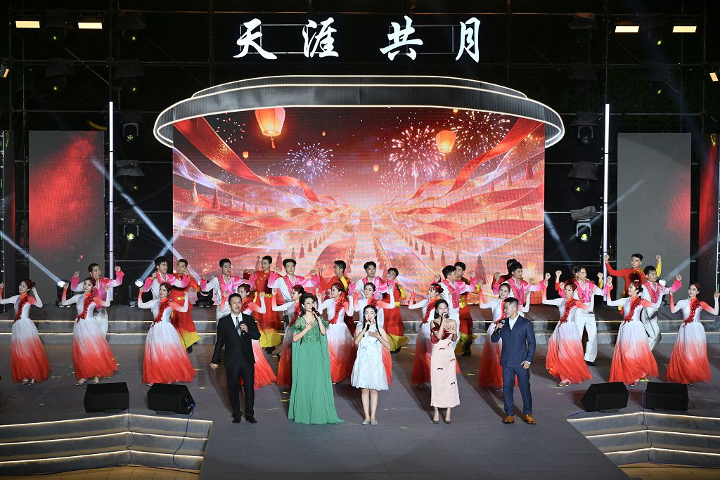 9月20日晚，第七屆海峽客家中秋晚會在「客家祖地」福建龍岩上演。圖為演員在晚會上演唱歌曲《兩岸一家親》。中新社