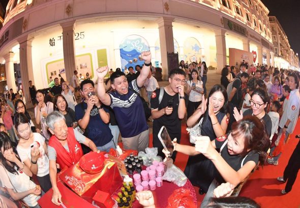 9月20日，2026海峽兩岸中秋博餅狀元王中王大賽在廈門市中山路舉辦，現場氣氛熱烈。