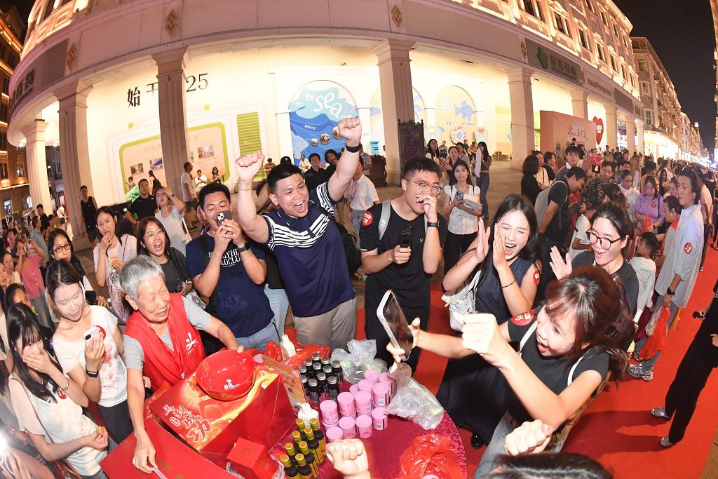 9月20日，2026海峽兩岸中秋博餅狀元王中王大賽在廈門市中山路舉辦，現場氣氛熱烈。