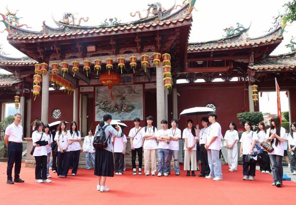 9月21日，2026「我們一樣YOUNG」台生媽祖文化行在福建泉州開營授旗。圖為兩岸青年學子參觀泉州天后宮。