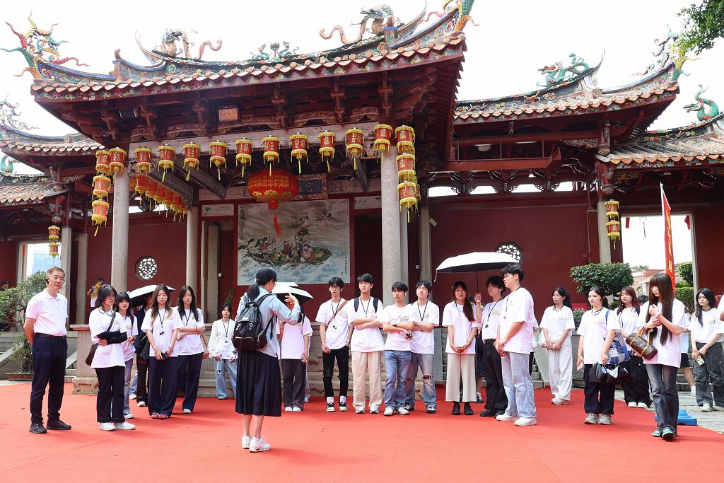 9月21日，2026「我們一樣YOUNG」台生媽祖文化行在福建泉州開營授旗。圖為兩岸青年學子參觀泉州天后宮。