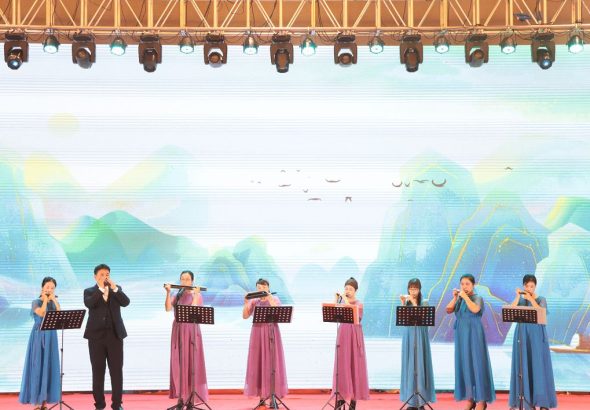 9月22日晚，以「月圓中秋 情系兩岸」為主題的2026年寧台同胞中秋聯誼活動在福建省寧德市舉行。圖為口琴演奏《雨潤河山》。中新社