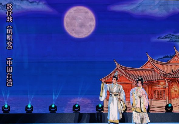 9月24日晚，2026年閩南戲劇周暨「泉州有戲『藝』起來」戲劇展演在福建泉州啟動。圖為台灣秀琴歌劇團演員表演歌仔戲《鳳凰變》選段。中新社