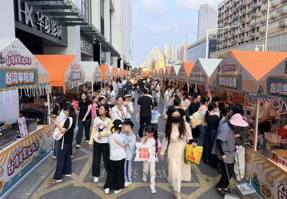 9月24日，第二屆台灣美食文化季在武漢魯巷廣場開幕。圖為台灣美食吸引眾多食客。 中新社