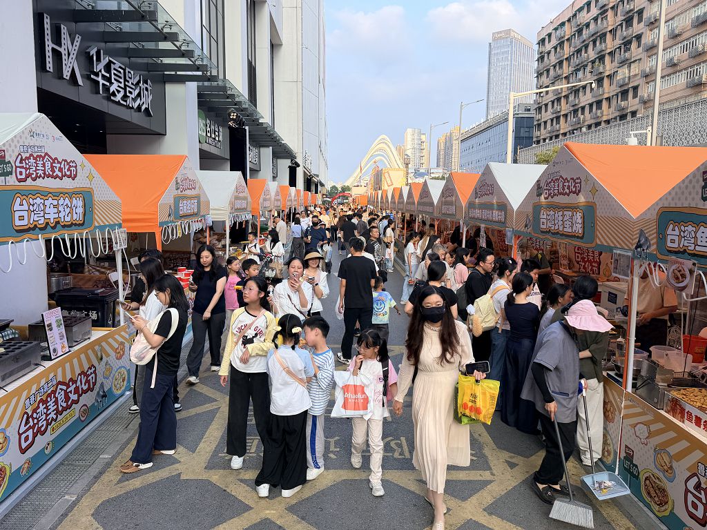 9月24日，第二屆台灣美食文化季在武漢魯巷廣場開幕。圖為台灣美食吸引眾多食客。 中新社
