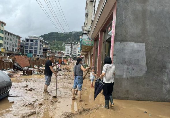 9月2日，暴雨過後，福鼎市點頭鎮開展災後清障搶險，對集鎮街巷淤泥垃圾進行清理疏通。 （福鼎市供圖）