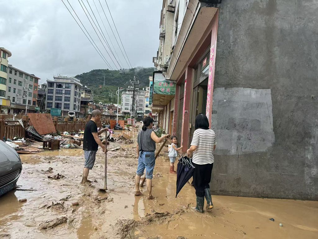 9月2日，暴雨過後，福鼎市點頭鎮開展災後清障搶險，對集鎮街巷淤泥垃圾進行清理疏通。 （福鼎市供圖）