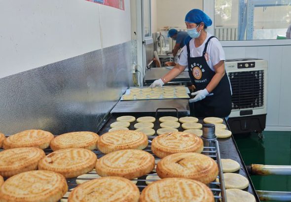 9月4日，山西太原，「晉王福秋仙月餅」工坊正趕製訂單。