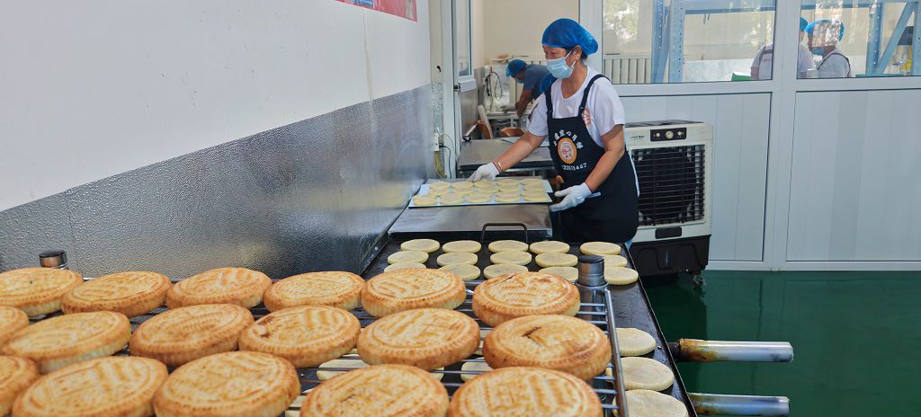 9月4日，山西太原，「晉王福秋仙月餅」工坊正趕製訂單。