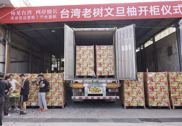 9月5日，依托寧台直航定班全貨機空中通道，來自台灣花蓮的文旦柚在南京開櫃上架。