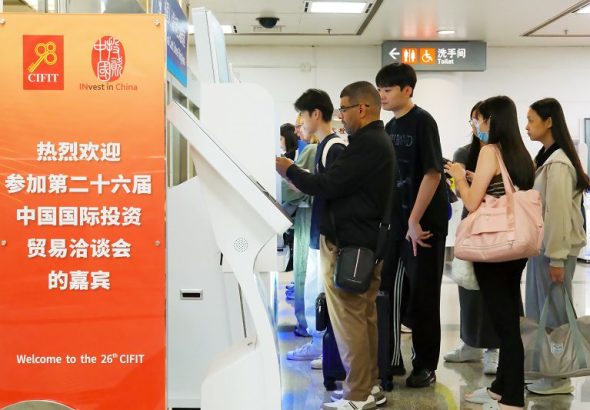 9月5日，外籍旅客在廈門高崎國際機場的外國人入境卡自助填卡終端上填報入境信息。