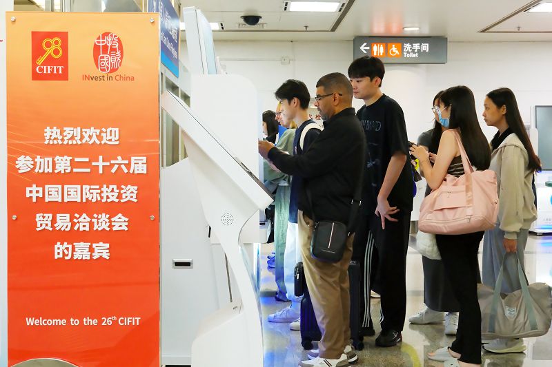 9月5日，外籍旅客在廈門高崎國際機場的外國人入境卡自助填卡終端上填報入境信息。