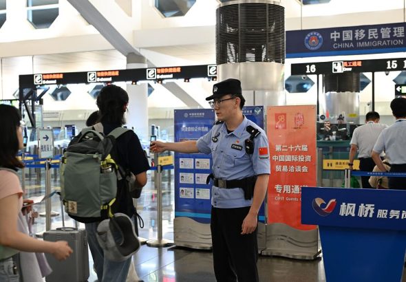 9月5日，高崎邊檢站在廈門高崎國際機場配備外語志願服務團隊對旅客進行通關指引。