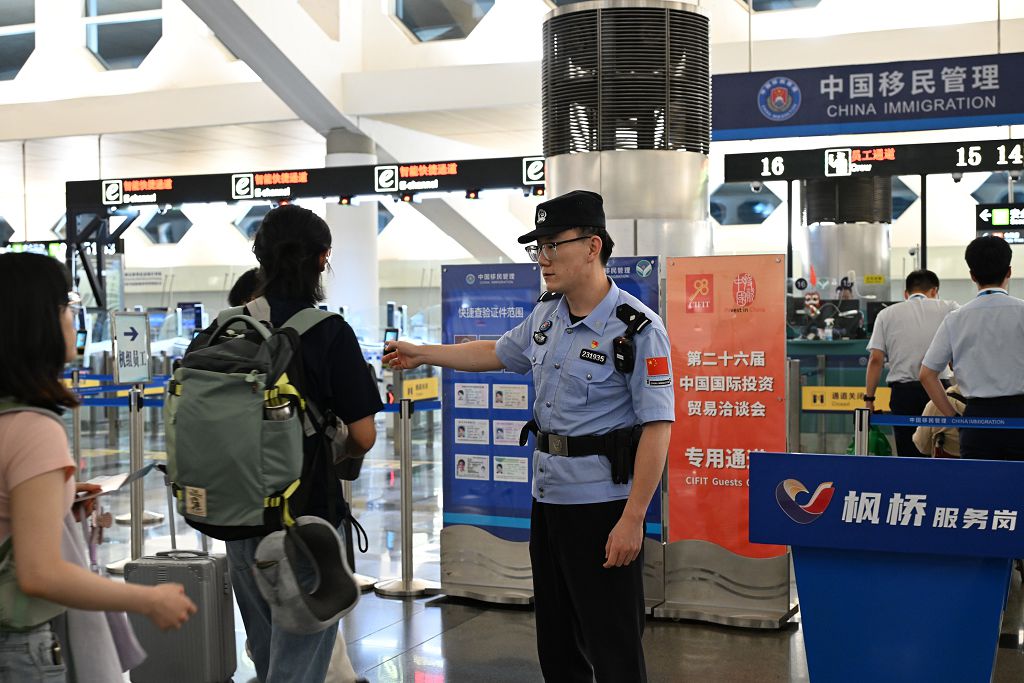 9月5日，高崎邊檢站在廈門高崎國際機場配備外語志願服務團隊對旅客進行通關指引。