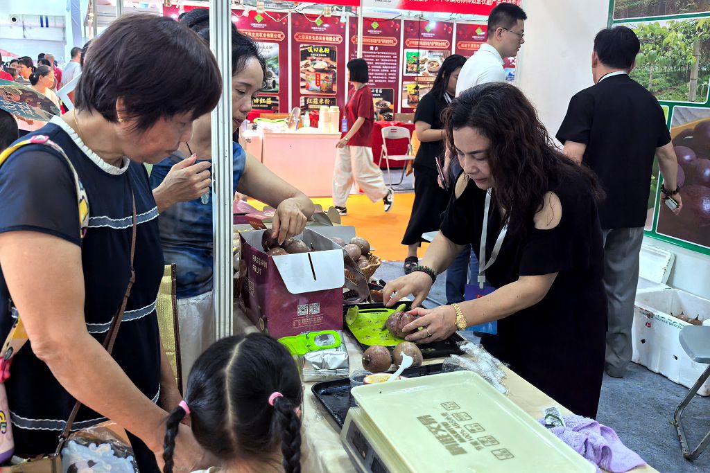 9月6日，第十九屆海峽兩岸（泉州）農產品採購訂貨會在福建南安開幕。圖為觀眾在台商展位參觀試吃。中新社