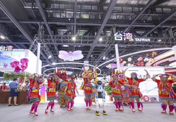 在台灣館開館儀式上，機器人與演員共舞歡迎八方來客。 中新社
