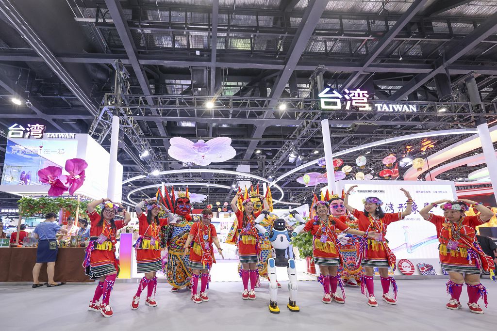 在台灣館開館儀式上，機器人與演員共舞歡迎八方來客。 中新社