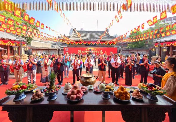 月19日，2026「兩岸媽祖緣」系列交流活動走進天津天后宮，來自兩岸的媽祖宮廟代表和信眾共同為天津天后宮敕建700週年祈福。 中新社