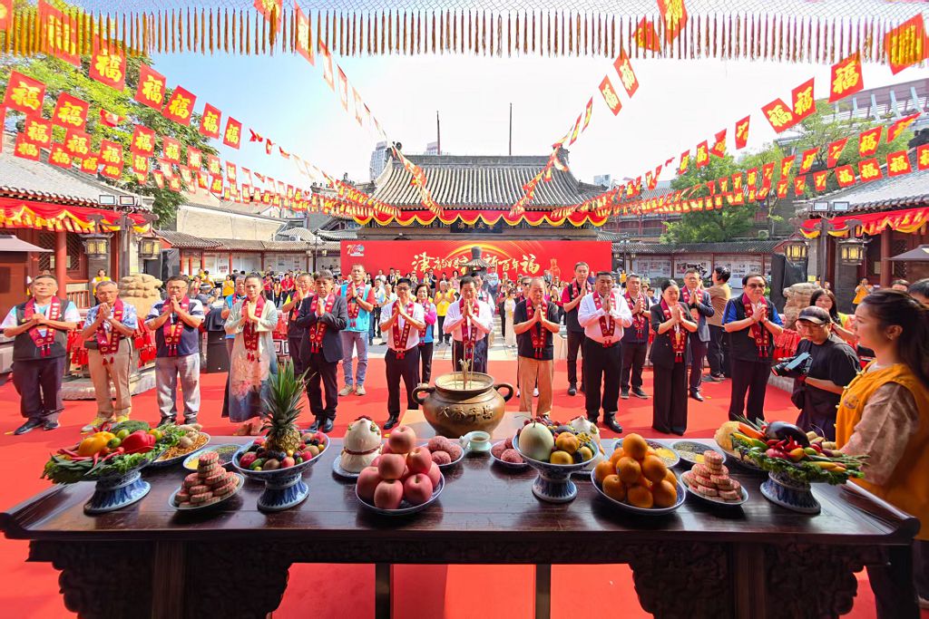 月19日，2026「兩岸媽祖緣」系列交流活動走進天津天后宮，來自兩岸的媽祖宮廟代表和信眾共同為天津天后宮敕建700週年祈福。 中新社