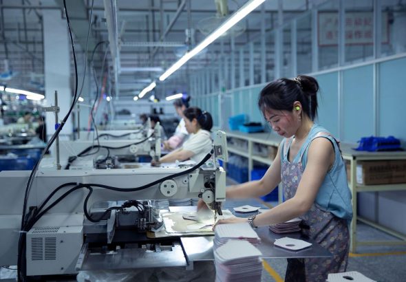 近日，在江西貫勝鞋業有限公司生產車間，工人們忙著趕製訂單。