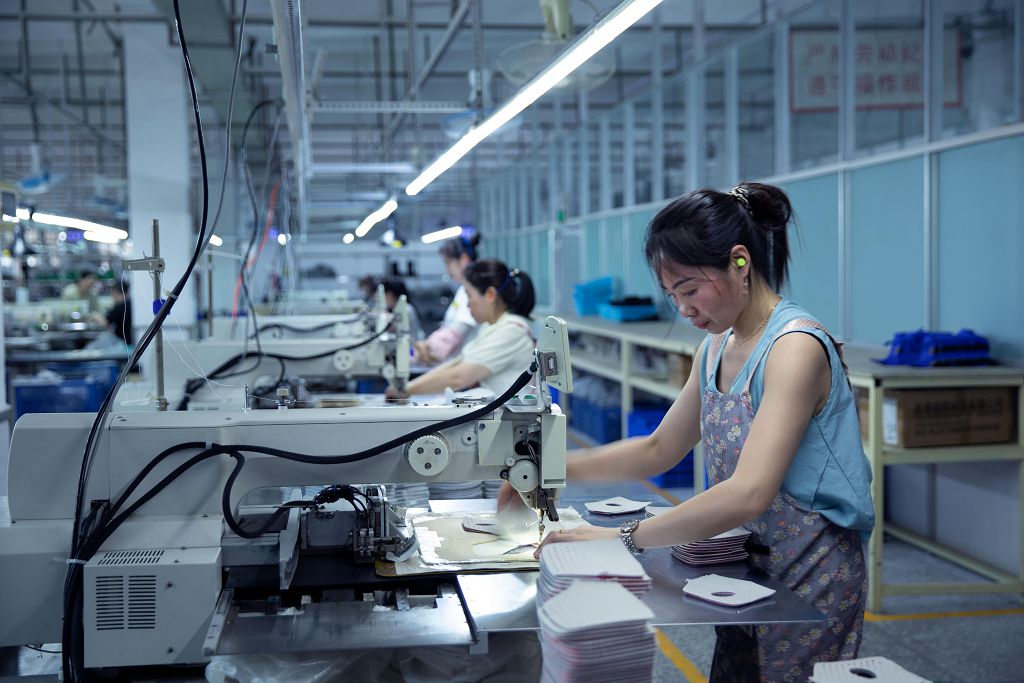 近日，在江西貫勝鞋業有限公司生產車間，工人們忙著趕製訂單。