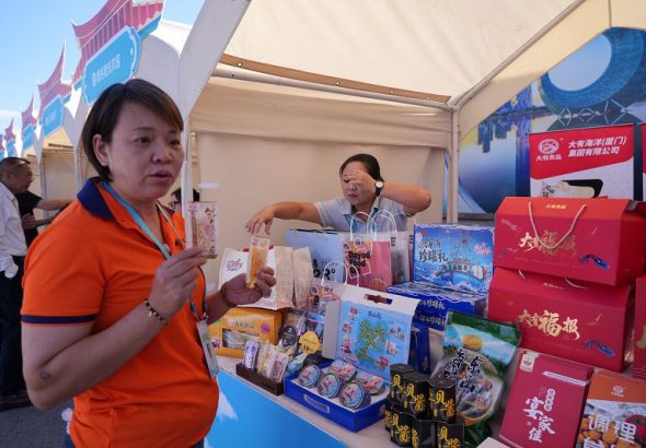 0月23日，兩岸業者亮相廈門兩岸海洋美食市集，推介特色產品。中新社
