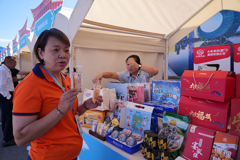 0月23日，兩岸業者亮相廈門兩岸海洋美食市集，推介特色產品。中新社