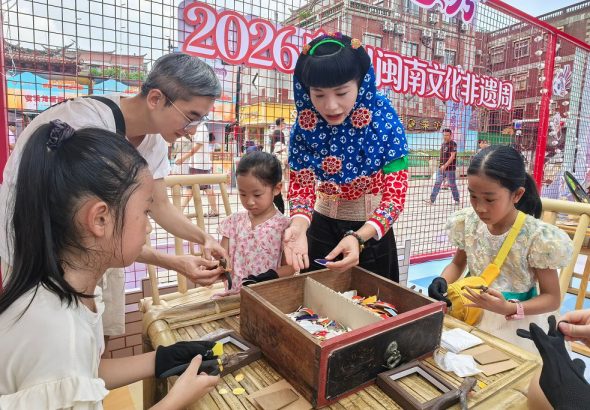 10月1日，2026泉州閩南文化非遺周系列活動在福建泉州啟幕。圖為市民遊客現場體驗剪瓷雕技藝。中新社