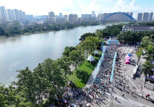 10月1日，在廣西欽州市，10000名徒步愛好者用腳步「打卡」世紀工程平陸運河，沉浸式體驗運河生態及人文之美。