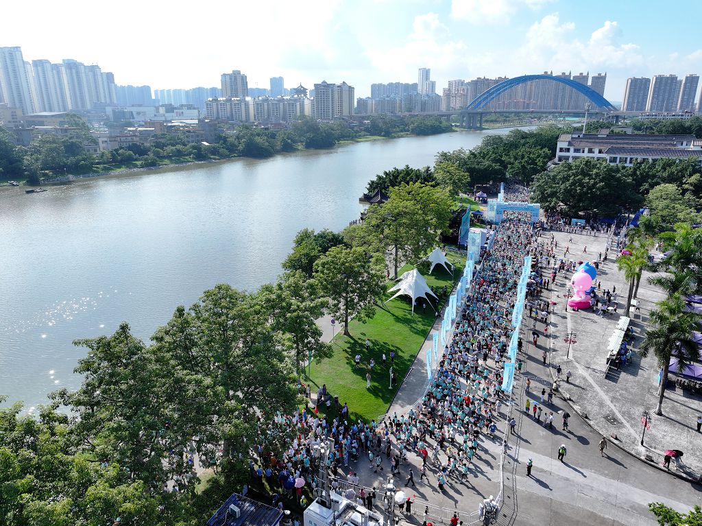 10月1日，在廣西欽州市，10000名徒步愛好者用腳步「打卡」世紀工程平陸運河，沉浸式體驗運河生態及人文之美。