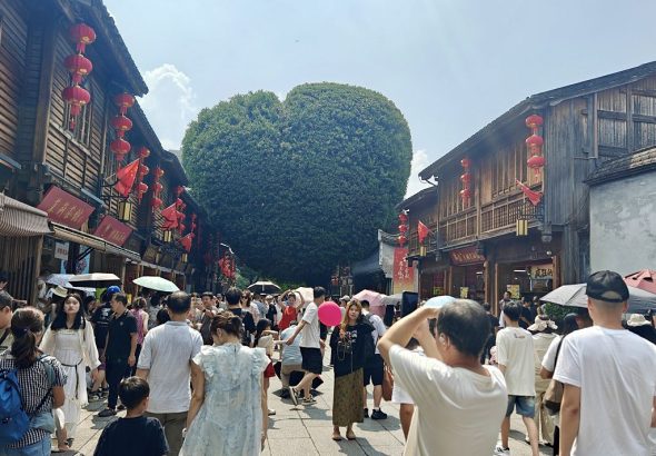 10月1日，福州市三坊七巷歷史文化街區迎來客流高峰，遊人如織。